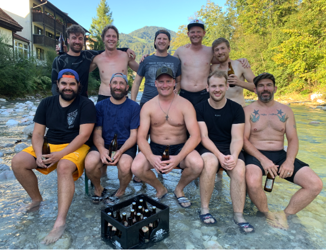 Cool-down zwischen den Spielen im Gebirgsbach mit isotonischem Sportgetränk.